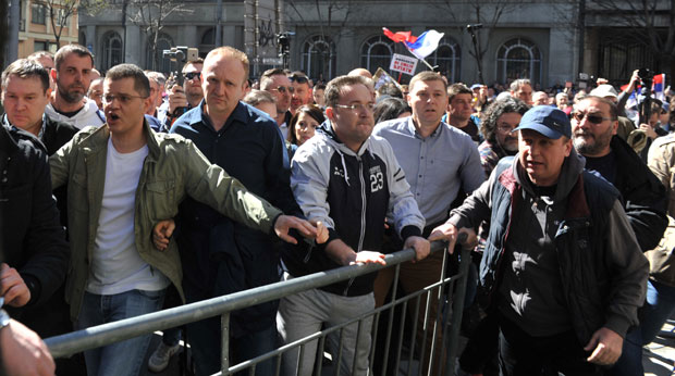 Челници СзС хтели на силу да упадну и код Вучића