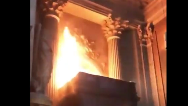 ПОЖАР У ЦРКВИ ИЗ 17.ВЕКА ПОЗНАТА ПО ФИЛМУ ДА ВИНЧИЈЕВ КОД:  Евакуација људи, нема повређених (ВИДЕО)