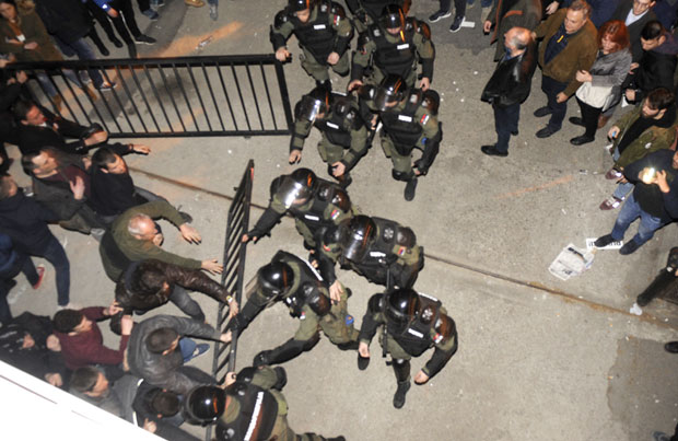 Весић најавио тужбу против организатора протеста