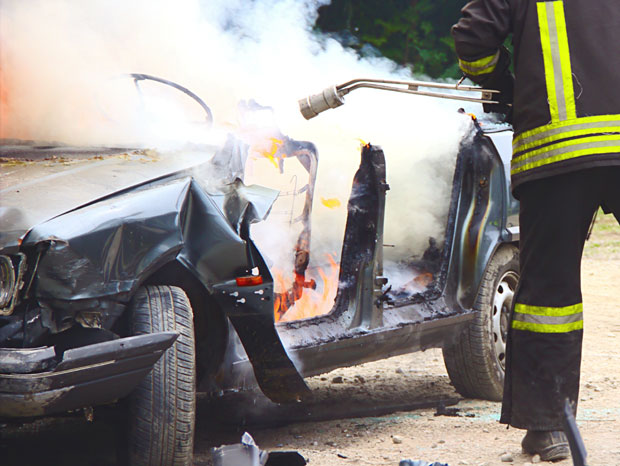 ЕКСПЛОЗИЈА АУТОМОБИЛА У ЈАГОДИНИ: Возач повређен покушавајући да угаси пламен