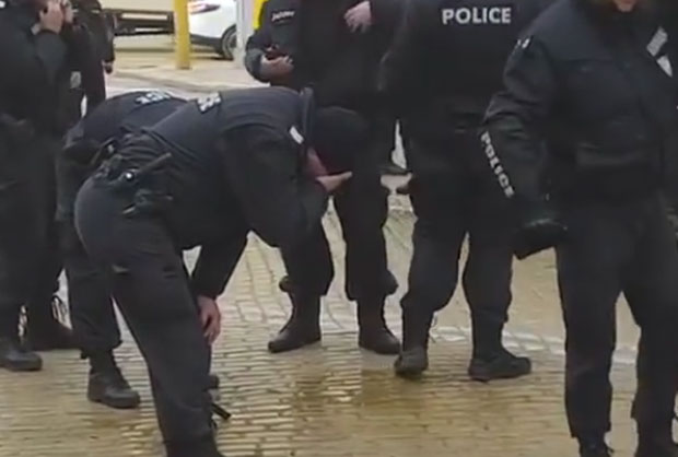 Бугарски полицајци сами себе испрскали сузавцем (ВИДЕО)