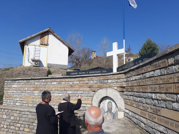 Поново постављен крст на спомен обележје у Великој Хочи (ФОТО)