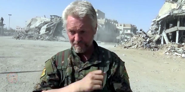 МОЛИ ЗА ПОМОЋ: Глумац из Пирата с Кариба отишао да се бори против Исламске државе, сада не може да се врати кући (ВИДЕО)