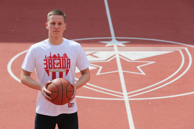 Васић потписао први професионални уговор са Звездом