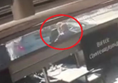 ПОГЛЕДАЈТЕ: Слободан Петровић удара и пљује представника Српске листе (ВИДЕО)