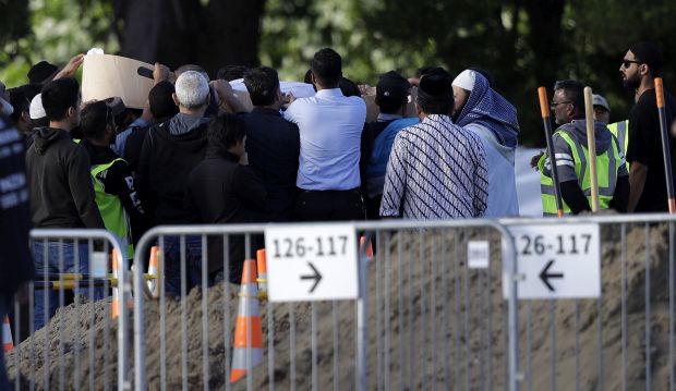 Отац и син прве сахрањене жртве злочина у Крајстчерчу