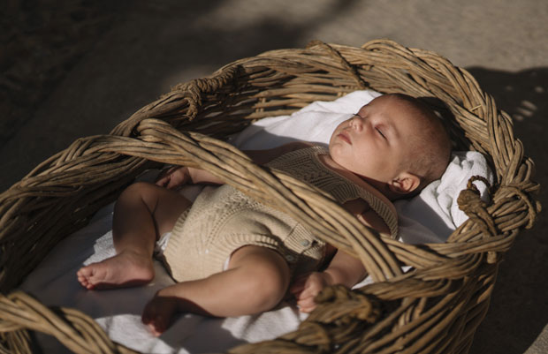 НИЈЕ ТО ДЕТЕ, ТО ЈЕ МАЧКА: Полиција пронашла мајку која је оставила корпу са бебом у таксију