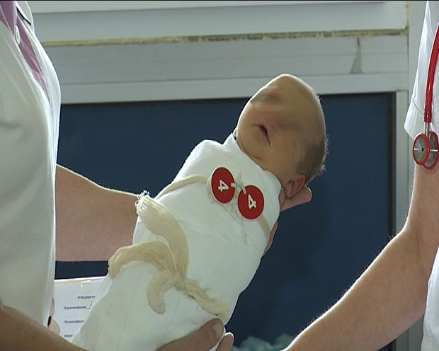 ТЕК РОЂЕНУ ДЕВОЈЧИЦУ ЗАБОРАВИЛА У ТАКСИЈУ: Возачу оставила бебу и 40 франака