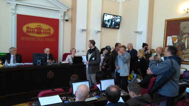 ИНЦИДЕНТ У КРУШЕВЦУ: Представници СЗС-а прекинули седницу Скупштине града, вербално напали одборнице СНС-а (ФОТО)