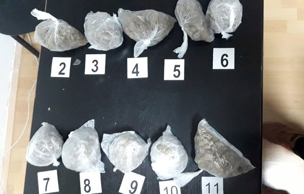 ПРЕТРЕС НА УЛИЦИ: У ранцу носио пола килограма марихуане