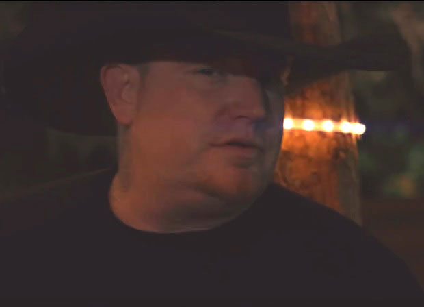 ТРАГЕДИЈА НА СНИМАЊУ СПОТА: Певач се упуцао у око (ВИДЕО)