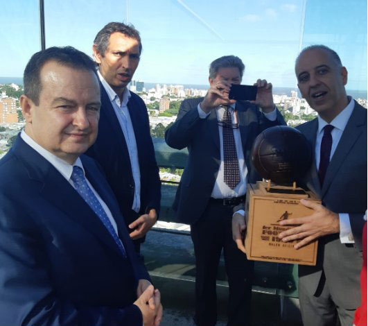 Дачић у Уругвају: На поклон лопта, али каква!