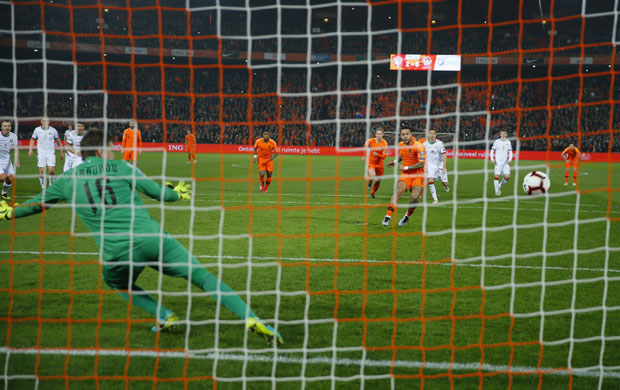 ЧЕТВОРКА ЗА 56. РОЂЕНДАН: Селектор Холандије Куман добио најлепши поклон од играча