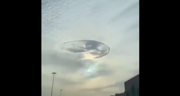 Мистериозна рупа изнад Емирата – инвазија ванземаљаца? (ВИДЕО)