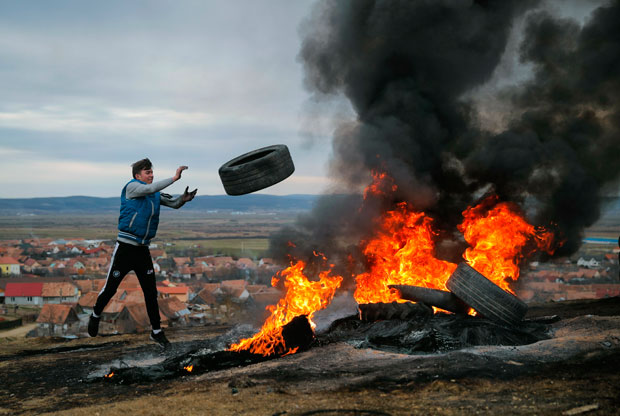  Почетак поста у Трансилванији, деца котрљају запаљене гуме