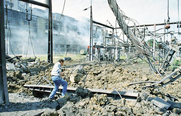ХРАБРА БРИТАНКА ПОРУЧИЛА: Сећамо се свега и кажемо — Срам вас било НАТО, ви сте убице!