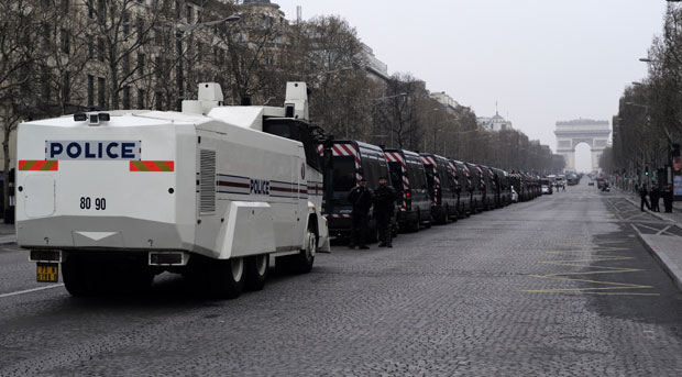 ПРОТЕСТИ У ФРАНЦУСКОЈ: И оклопним возилима против демонстраната