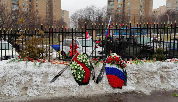Венци и свеће у Москви за страдале у агресији НАТО на СРЈ (ФОТО)