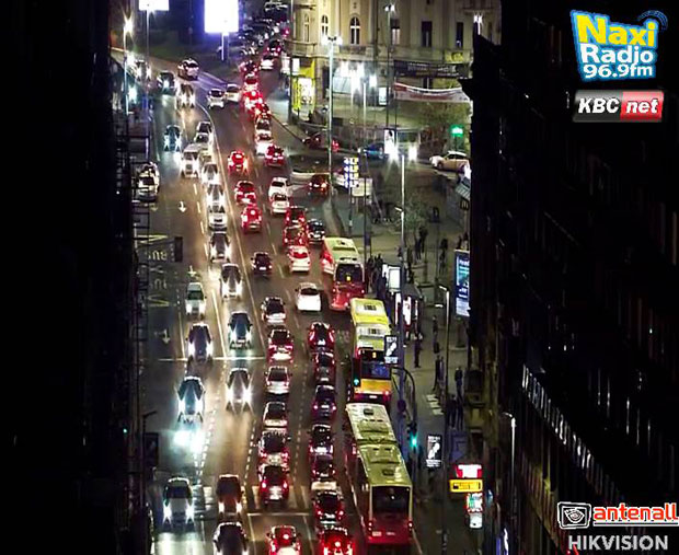 КОЛАПС У БЕОГРАДУ: Ланчани судар на Газели направио непрегледну колону, паралисан и правац према граду, аутобуси се чекају по сат времена