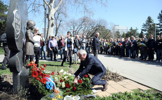 ВЕНЦИ НА СПОМЕНИК МИЛИЦИ РАКИЋ: Децa жртве безумног злочина