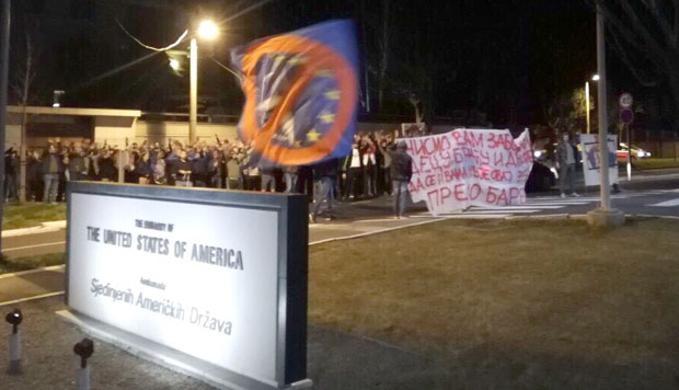 ВИДЕО: Више навијачких група окупило се испред амбасаде САД у Београду