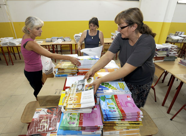 За уџбенике скоро пола плате