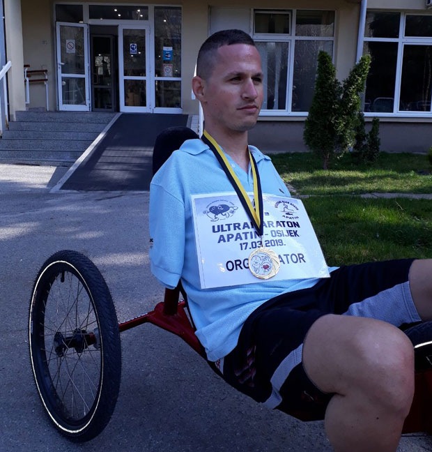 И БЕЗ РУКУ ТРИЦИКЛОМ КРОЗ ЦИЉ: Суботичанин Славко Адамов на ултрамаратону