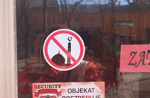 ПРЕЦРТАЛИ МИНАРЕТ: У Суботици освануле налепнице против припадника исламске заједнице (ФОТО)