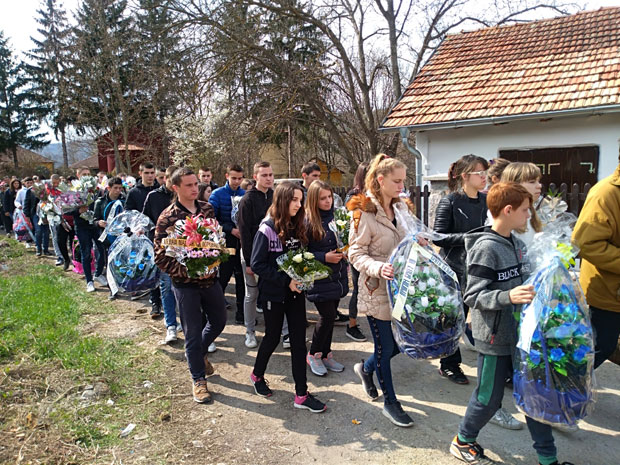 СРЂАН БИО УЗДАНИЦА ПОРОДИЦЕ: Сахрањен 16-годишњи дечак који је пре три дана страдао под точковима бахатог возача 