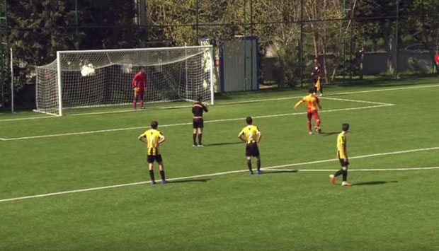 СВЕТ МУ СЕ ДИВИ: Намерно промашио пенал после грешке судије (ВИДЕО)