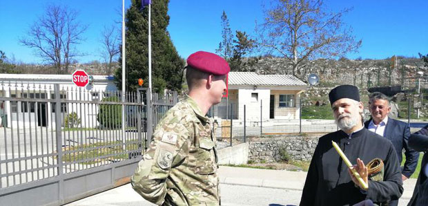 НЕ ДАЈУ ИМ ДА ОДАЈУ ПОШТУ ДЕЦИ: Изместите споменике из свих касарни НАТО