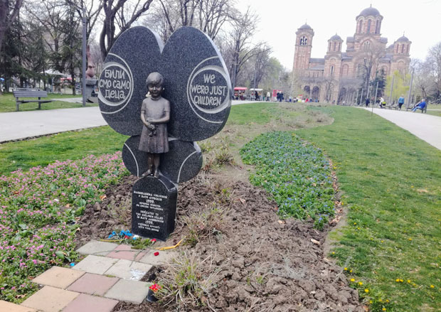 СРАМНИ ЧИН: Нестало цвеће са Миличиног СПОМЕНИКА