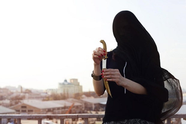 НЕВЕРОВАТНА ПРИЧА ОТЕТЕ НОВИНАРКЕ: Хтели су да ми одсеку главу пред камером, а онда ми доносили чоколаду