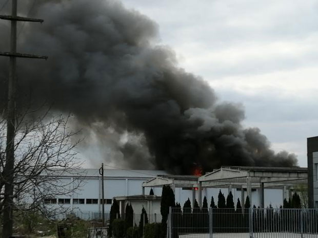 ШИРИ СЕ ГУСТ ДИМ: Избио пожар у магацину