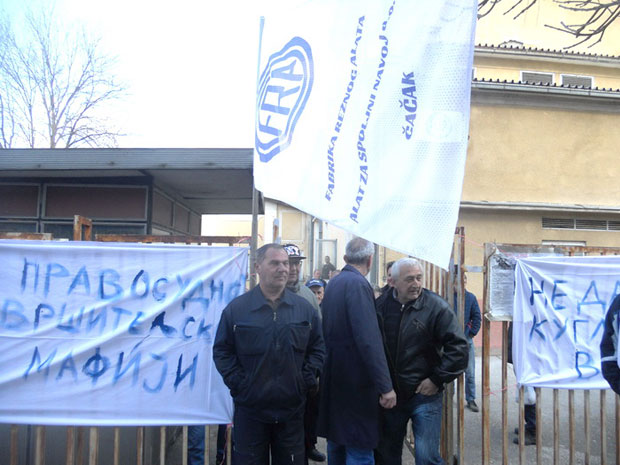 РАДНИЦИ ФАБРИКЕ РЕЗНОГ АЛАТА НЕ ПОСУСТАЈУ: Извршитељи опет кратких рукава
