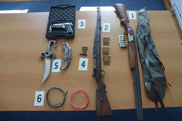 АКЦИЈА ЦРНОГОРСКЕ ПОЛИЦИЈЕ: Заплењене пушке и експлозив (ФОТО)