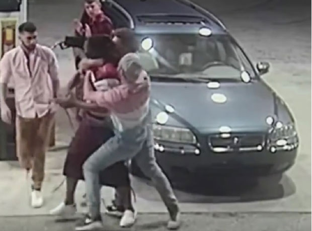 РАЗБОЈНИЦИ ПОНИЖЕНИ: Кренули да опљачкају студенте, а ови им отели пиштољ (ВИДЕО)