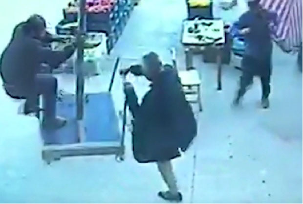 ПОГЛЕДАЈТЕ: Држао сунцобран у олуји па одлетео