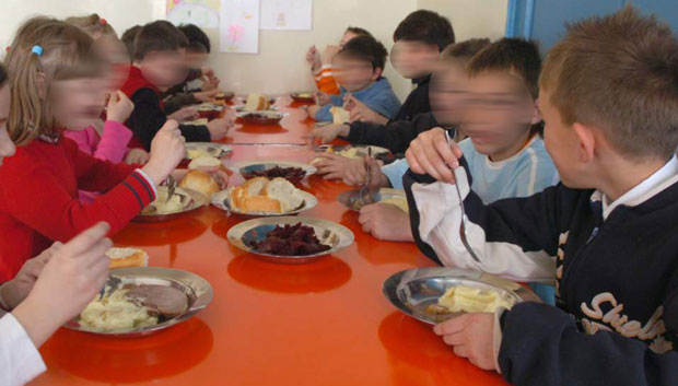 ОСНОВЦИ СЕ ПОЖАЛИЛИ НА БОЛОВЕ У СТОМАКУ И ДИЈАРЕЈУ: Отровали се макаронама с месом?