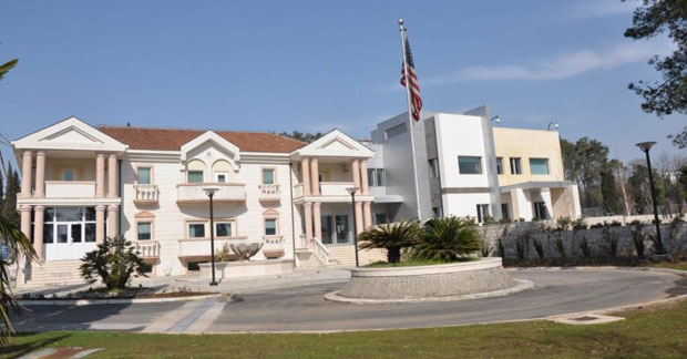 АЗИЛАНТ УПАО У ДВОРИШТЕ: Специјалци са дугим цевима и псима обезбеђују зграду америчке амбасаде