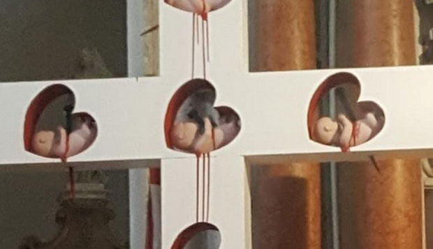 МОРБИДАН ПРИЗОР У ЗАГРЕБУ: Постављен крст са пет крвавих фетуса (ФОТО)