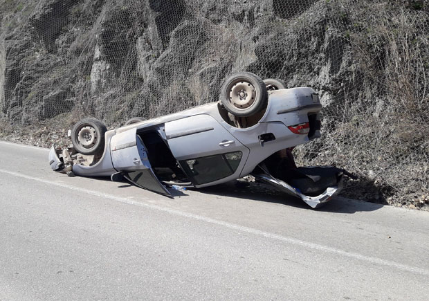 УДЕС КОД БОВАНСКОГ ЈЕЗЕРА: Девојка повређена када се ауто преврнуо на кров