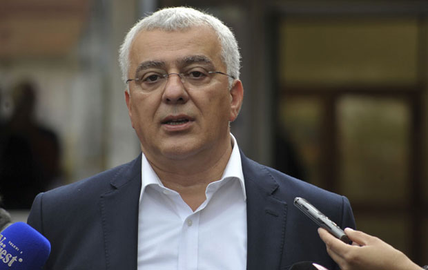 МАНДИЋ О ЗАБРАНИ БЕЋКОВИЋУ ДА ОДЕ У ЦРНУ ГОРУ: Црногорска власт се обрукала