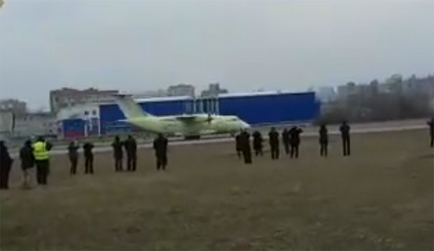 РУСИЈА ДОБИЛА НОВИ АВИОН: Полетео наследник чувеног Ан-26 (ВИДЕО)