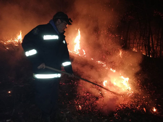ГОРЕЛО  230 ХЕКТАРА: Ватрогасци обуздали пожар на Сувој планини (ФОТО)