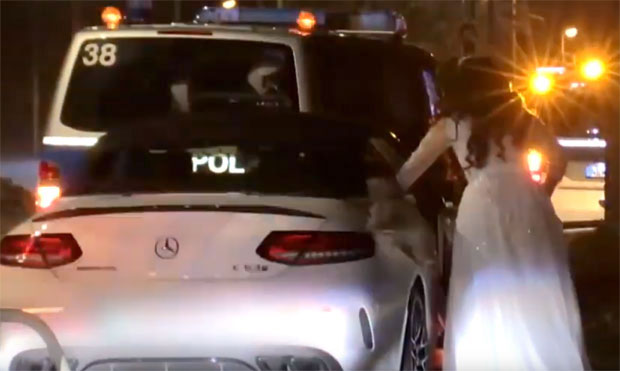 МЛАДЕНЦИ МОРАЛИ ДА ПЕШАЧЕ: Полиција зауставила бахату свадбену поворку (ВИДЕО)