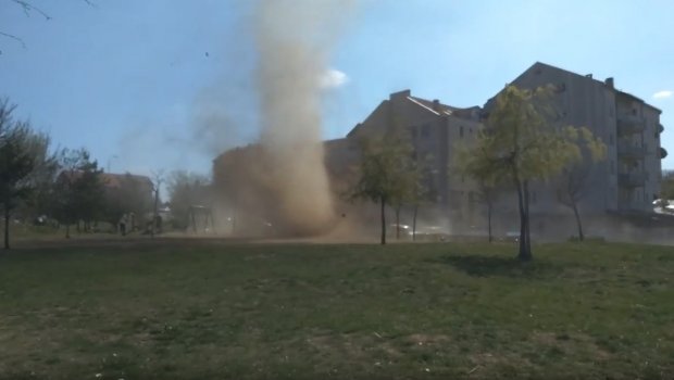 ТОРНАДО У НИШУ НИОТКУДА: Пијавица увукла дечија колица, играчке, лопте (ВИДЕО)