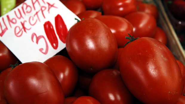 ПРОЛЕЋЕ НА ТЕЗГИ: Црвена паприка 400 дин, парадајз 300 динара
