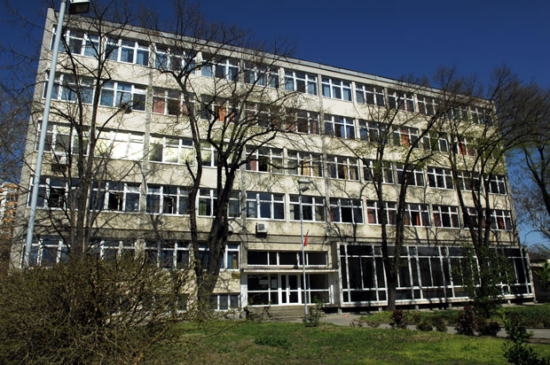 ДРАМА НА ДОРЋОЛУ: Ђак хтео да скочи с прозора 