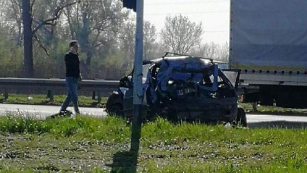 УДЕС НА ЗРЕЊАНИНСКОМ ПУТУ: Камион се закуцао у ауто